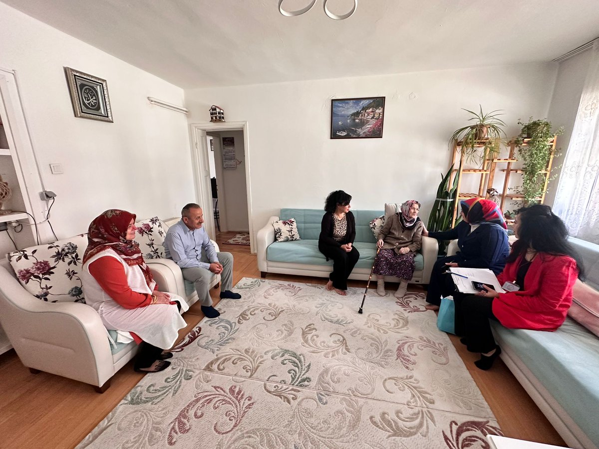 "1 Ekim Dünya Yaşlılar Günü" münasebetiyle Kaymakamımız Sn. Tahsin KURTBEYOĞLU, Kurum Müdürümüz Sn. Özge YILMAZ ve Mahalle Muhtarlarımız ile birlikte ilçemizde yaşayan büyüklerimizi ziyaret ettik. 

Geçmişin tecrübesiyle geleceğimize  ışık tutan koca çınarlarımızın günü kutlu