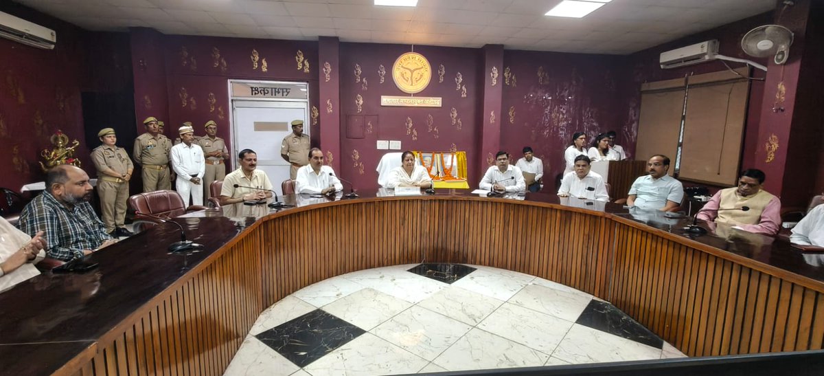 महात्मा गांधी जी एवं लाल बहादुर शास्त्री जी का कार्यक्रम मंडल आयुक्त कार्यालय में किया गया।
 दिनांक 02/10/20025