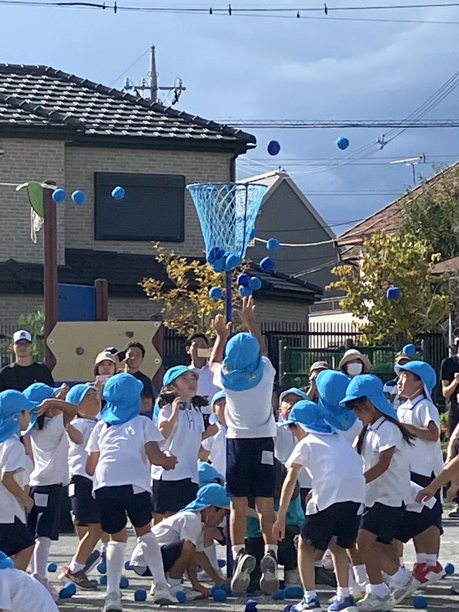 ishiyou's tweet photo. 年長学年の団体競技は、ダンシング玉入れ『Rock this Party』です。音楽に合わせてダンスと玉入れを交互に行う、ユニークなパフォーマンス競技です。　#運動会 #こども園 # #年長学年 https://t.co/8DUpVTFPAk