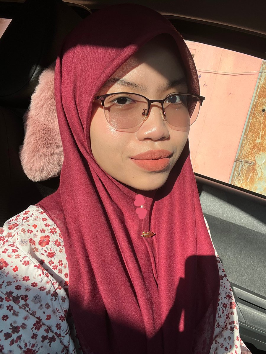 Syerraraaa's tweet photo. Okay nadear tinted sunscreen i see you🫵 https://t.co/9TSdbujz3f