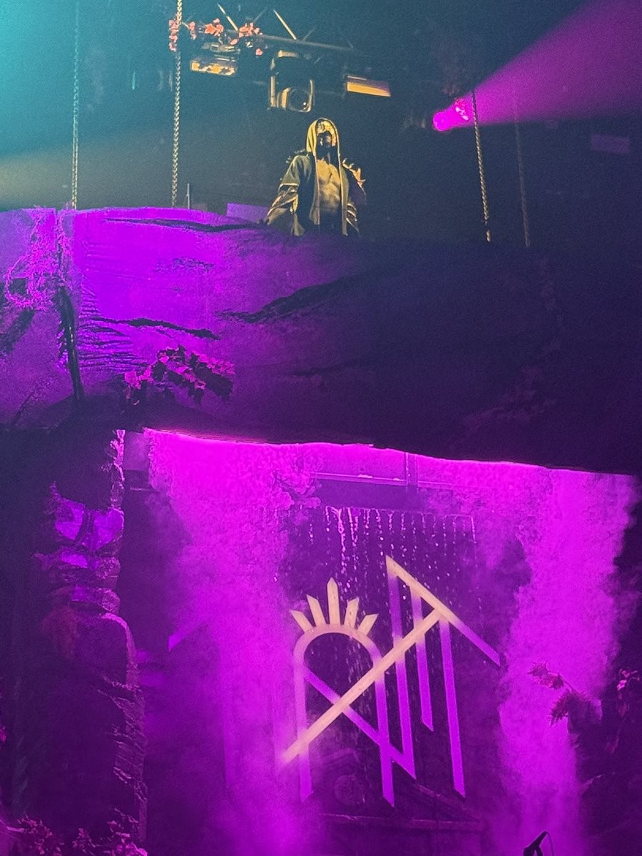 ilikeghost49's tweet photo. Why does he look like a cardboard cutout💀 https://t.co/R9EuwvCaGL