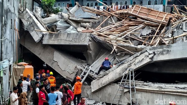 Hingga Kamis (2/10/2025), 5 korban tewas, 100-an terluka, akibat bangunan Pesantren Al-Khoziny di Buduran, Sidoarjo, Jatim, ambruk, Senin (29/9/2025). 
Jumlah korban akan bertambah karena masih banyak santri terjebak dlm reruntuhan. 
Harus ada yg brtanggung jawab dlm tragedi ini.