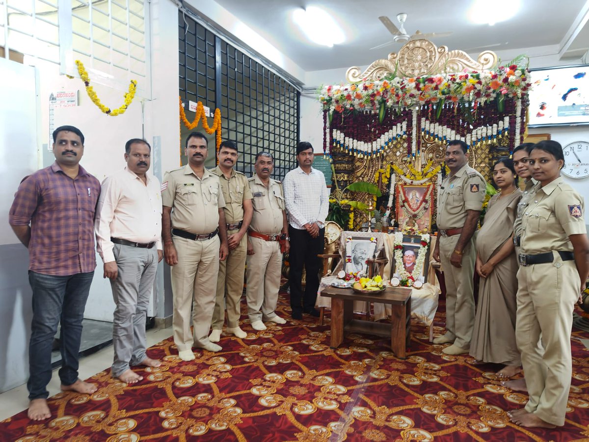 hsrlayoutps's tweet photo. @DCPSEBCP @BlrCityPolice “ರಾಷ್ಟ್ರಪಿತ ಮಹಾತ್ಮ ಗಾಂಧೀಜಿ ಹಾಗೂ ಭಾರತದ ಮಾಜಿ ಪ್ರಧಾನಮಂತ್ರಿ ಲಾಲ್ ಬಹದ್ದೂರು ಶಾಸ್ತ್ರಿಜಿಯವರ ಜಯಂತಿಯ ಹಾರ್ದಿಕ ಶುಭಾಶಯಗಳು.”  ಸತ್ಯ, ಅಹಿಂಸೆ, ಶಿಸ್ತು ಹಾಗೂ ‘ಜೈ ಜವಾನ್ ಜೈ ಕಿಸಾನ್’ ನ ಸಂದೇಶಗಳು ನಮ್ಮೆಲ್ಲರಿಗೂ ಸದಾ ಪ್ರೇರಣೆ ನೀಡಲಿ.
#MahatmaGandhiji #LalBahadurShastri #HSRLayoutPolice https://t.co/cZ1CYUAnRV