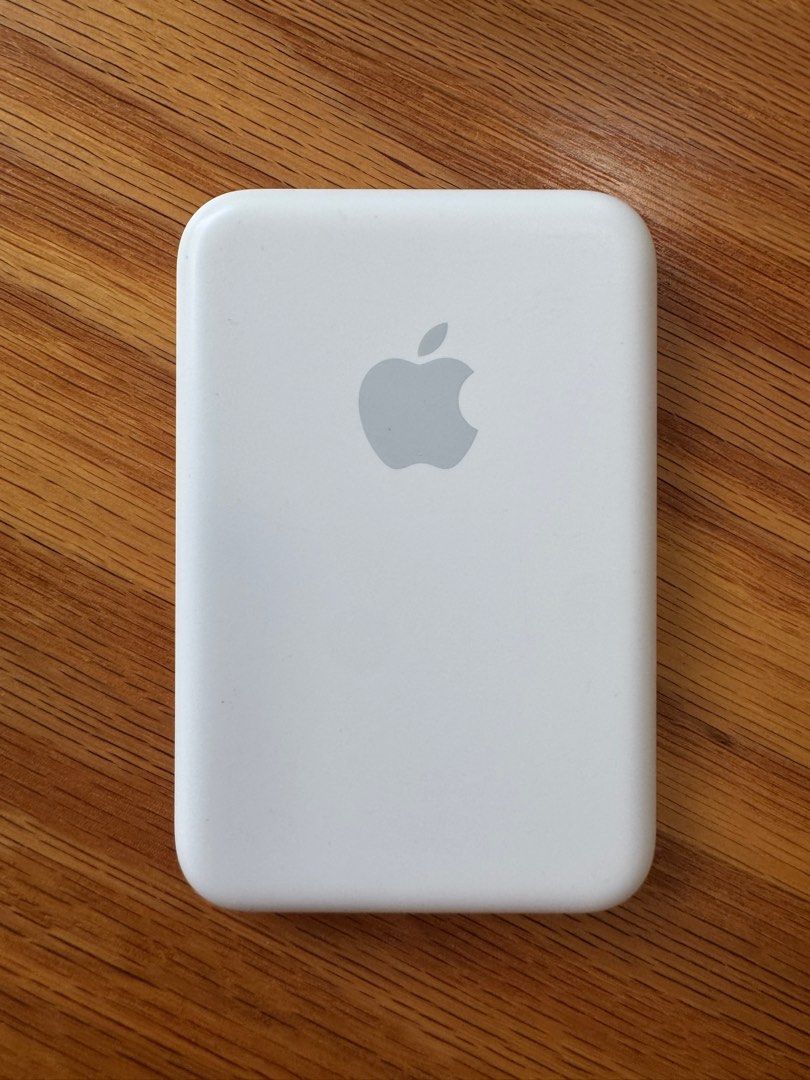 新出的iPhone MagSafe Battery Pack A3466只能给iPhone Air用，真是个失败的设计。
花了SGD50在Carousell上淘了个2021年的Lightning 接口MagSafe电池 A2384，95新吧，当年要SGD139。用在16Pro上美滋滋。
电池114g，总重355g
边用边给手机补电，优先消耗电池包电量
iOS26下Type C充手机，也能反冲电池包