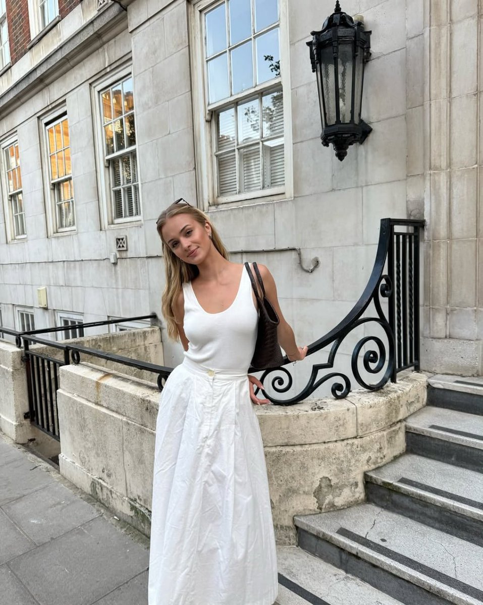 fedorables2's tweet image. Embracing the charm of a cozy evening in the city ✨🖤 Loving the classic vibe and effortless style! #CityVibes #CozyNight #ChicAndSimple #UrbanElegance #NightOutStyle 🌙🏙️