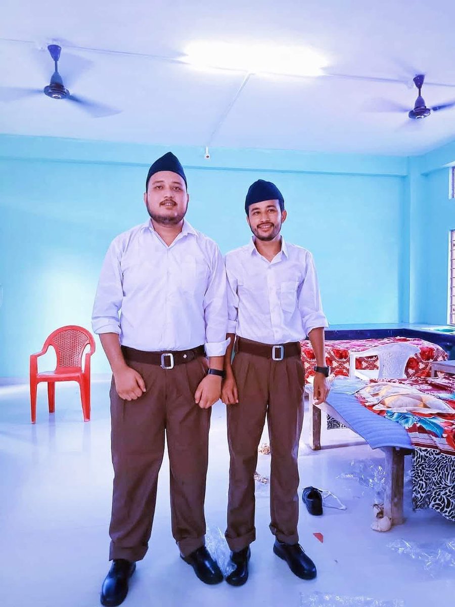 नमस्ते सदा वत्सले मातृभूमे
त्वया हिन्दुभूमे सुखवं वर्धितोऽहम्।
महामङ्गले पुण्यभूमे त्वदर्थे
पतत्वेष कायो नमस्ते नमस्ते॥१॥

गर्व से कहो हम हिंदू है।
गर्व से कहो हम “संघी” है।🚩

#RSS100Years