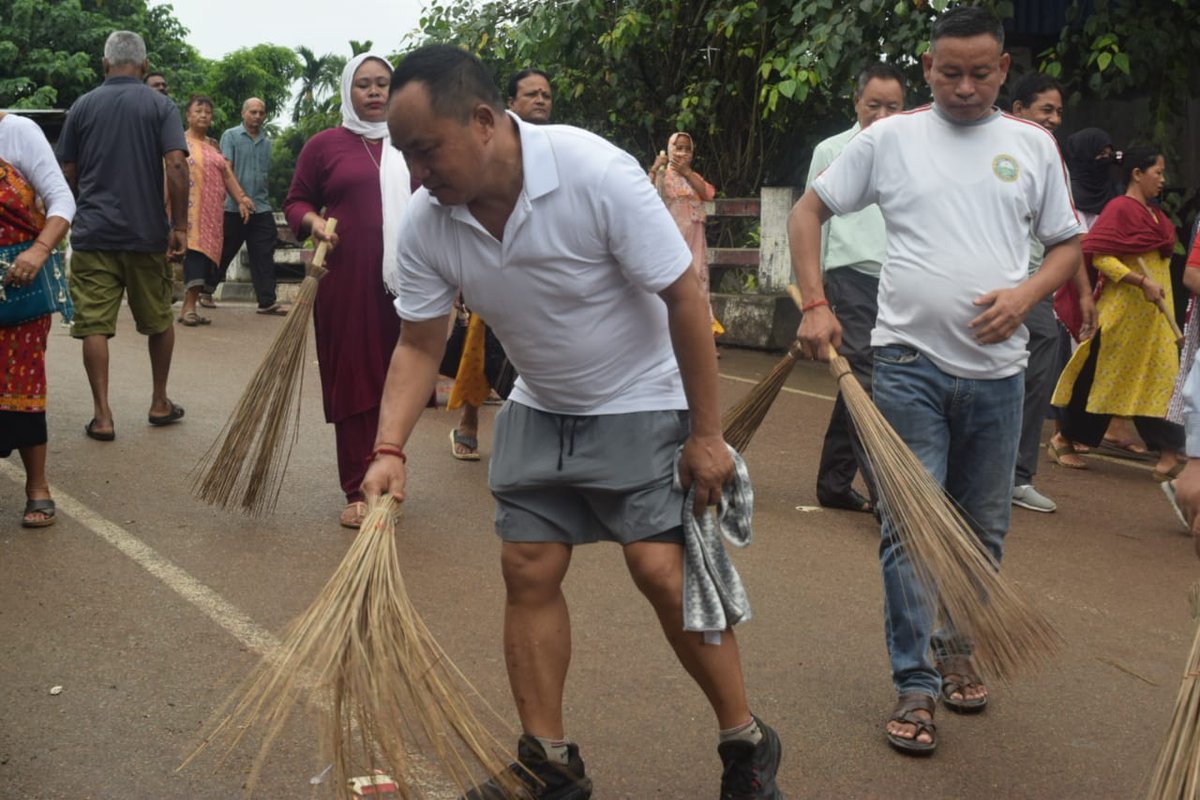 LongsingTo37299's tweet photo. Participated in the Cleanliness Driver at the Diphu Market areas on the occasion of Gandhi and Shastri Jayanti organized by BJP Tea Morcha, East Karbi Anglong District Committee, along with Hon'ble President of BJP East Karbi Anglong District. Sjt Roland Killing, Hon'ble Chairman of Diphu Municipal Board Sjt Rah Kro, Sjt Robbie Rongpi, Vice President, BJP EKADC, Sjt Mrinoy Teron, General Secretary, BJP EKADC, Sjt Dilip Ronghang and Sjt Dhansing Kramsa, Secretary, BJP EKADC, Sjt Jiten Bey, President, Bjym East Karbi Anglong and other dignitaries and Karyakartas with local citizens of Diphu Town.
@BJP4Assam