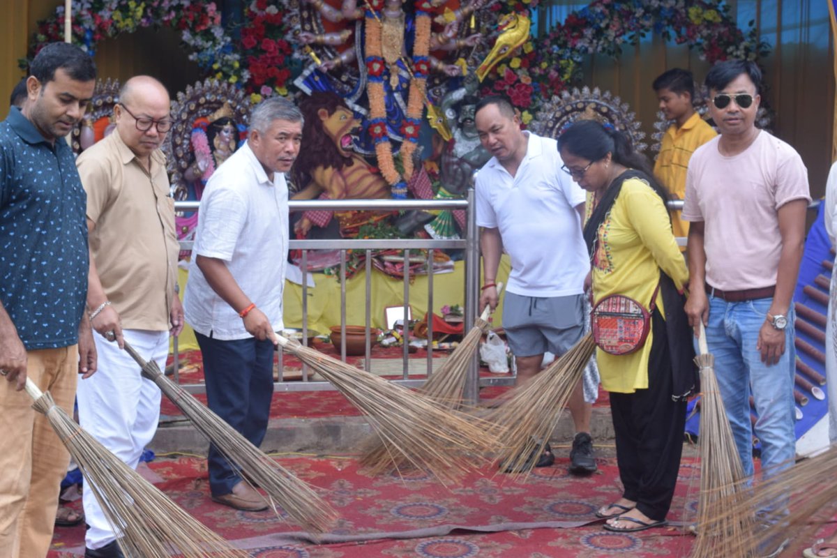 LongsingTo37299's tweet photo. Participated in the Cleanliness Driver at the Diphu Market areas on the occasion of Gandhi and Shastri Jayanti organized by BJP Tea Morcha, East Karbi Anglong District Committee, along with Hon'ble President of BJP East Karbi Anglong District. Sjt Roland Killing, Hon'ble Chairman of Diphu Municipal Board Sjt Rah Kro, Sjt Robbie Rongpi, Vice President, BJP EKADC, Sjt Mrinoy Teron, General Secretary, BJP EKADC, Sjt Dilip Ronghang and Sjt Dhansing Kramsa, Secretary, BJP EKADC, Sjt Jiten Bey, President, Bjym East Karbi Anglong and other dignitaries and Karyakartas with local citizens of Diphu Town.
@BJP4Assam