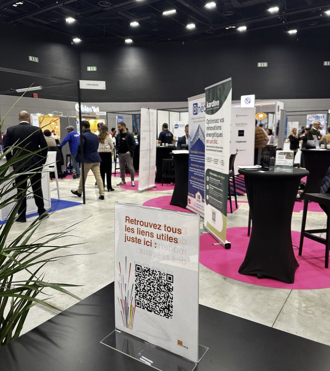 OrangeGrandEst's tweet photo. Hier se tenait le congrès de l’UNIS à destination des professionnels de l’immobilier.

Les équipes Orange présentes pour échanger sur : 

- l’arrêt du cuivre 
- la Fibre dans nos régions
- les solutions innovantes pour accompagner les syndics https://t.co/Pk0tmUI4TI