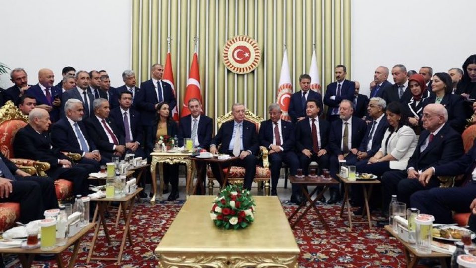 Yeni anayasacılar beraber oturuyor. 

Bu resimde yer almayan CHP, Türk milleti ile birlik olur, 6 ok programını sahiplenir ve çözüm olarak sunar, bu kapsamda doğru ittifakları kurarsa kazanır. 

İşe önce, buraya girmediği gibi buradakilerin kurduğu Öcalan komisyonundan çıkarak