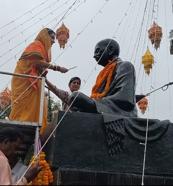 malvikadevibjp's tweet image. ଆଜି ପବିତ୍ର ଗାନ୍ଧି ଜୀ ଜୟନ୍ତୀ ଓ ଲାଲ ବାହାଦୂର ଶାସ୍ତ୍ରୀ ଜୀ ଜୟନ୍ତୀ ଅବସର ରେ ଭବାନୀପାଟଣା ଠାରେ ଉଭୟ ପ୍ରତିମୂର୍ତ୍ତି ରେ ମାଲ୍ୟାର୍ପଣ କରି ମାଁ ଭାରତୀ ଙ୍କ ଦୁଇ ସୁପୁତ୍ର ଙ୍କୁ ଶ୍ରଦ୍ଧାଞ୍ଜଳି ଜ୍ଞାପନ କଲି ।
#GandhiJayanti #SastriJayanti