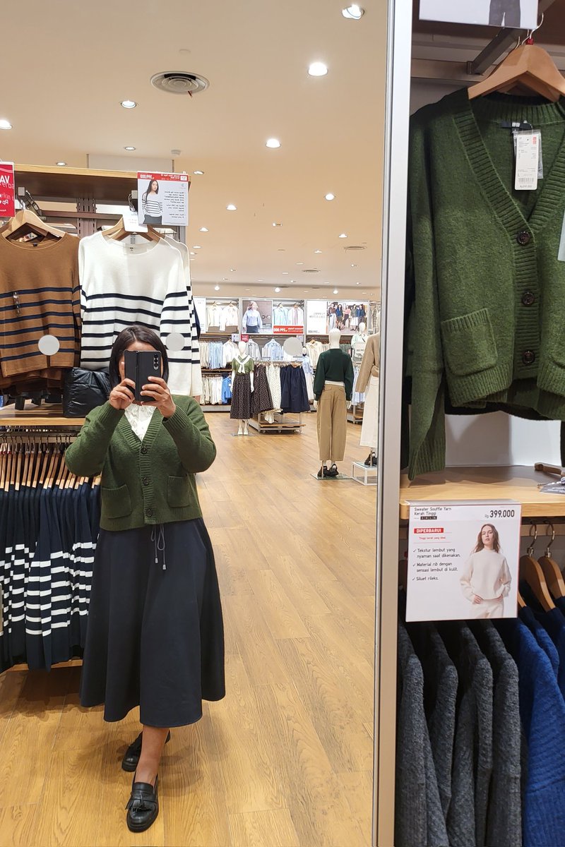 Menunggu <a href="/uniqloindonesia/">uniqloindonesia</a> sadar, kalau aku layak jadi meowdel mereka dan dinobatkan jadi duta piknik mirror selfie teteh teteh kabupaten 😊😄❤️🤳