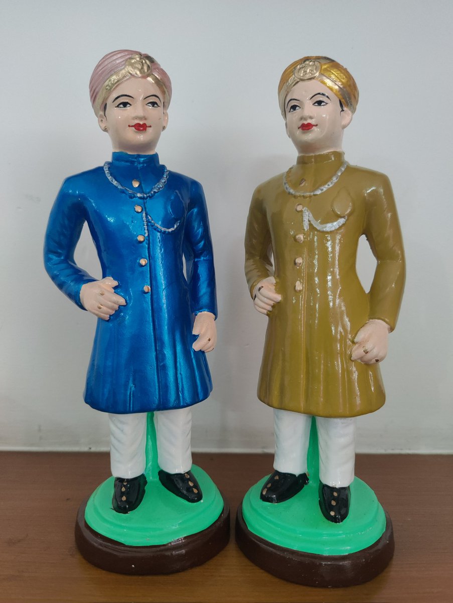 Happy Dussehra and Ashoka Vijaya Dashami! 

Meet Rajakumara and Shahzadeh, the first Gombe / Bommai dolls I've ever purchased, who will henceforth lord over my home and heart.