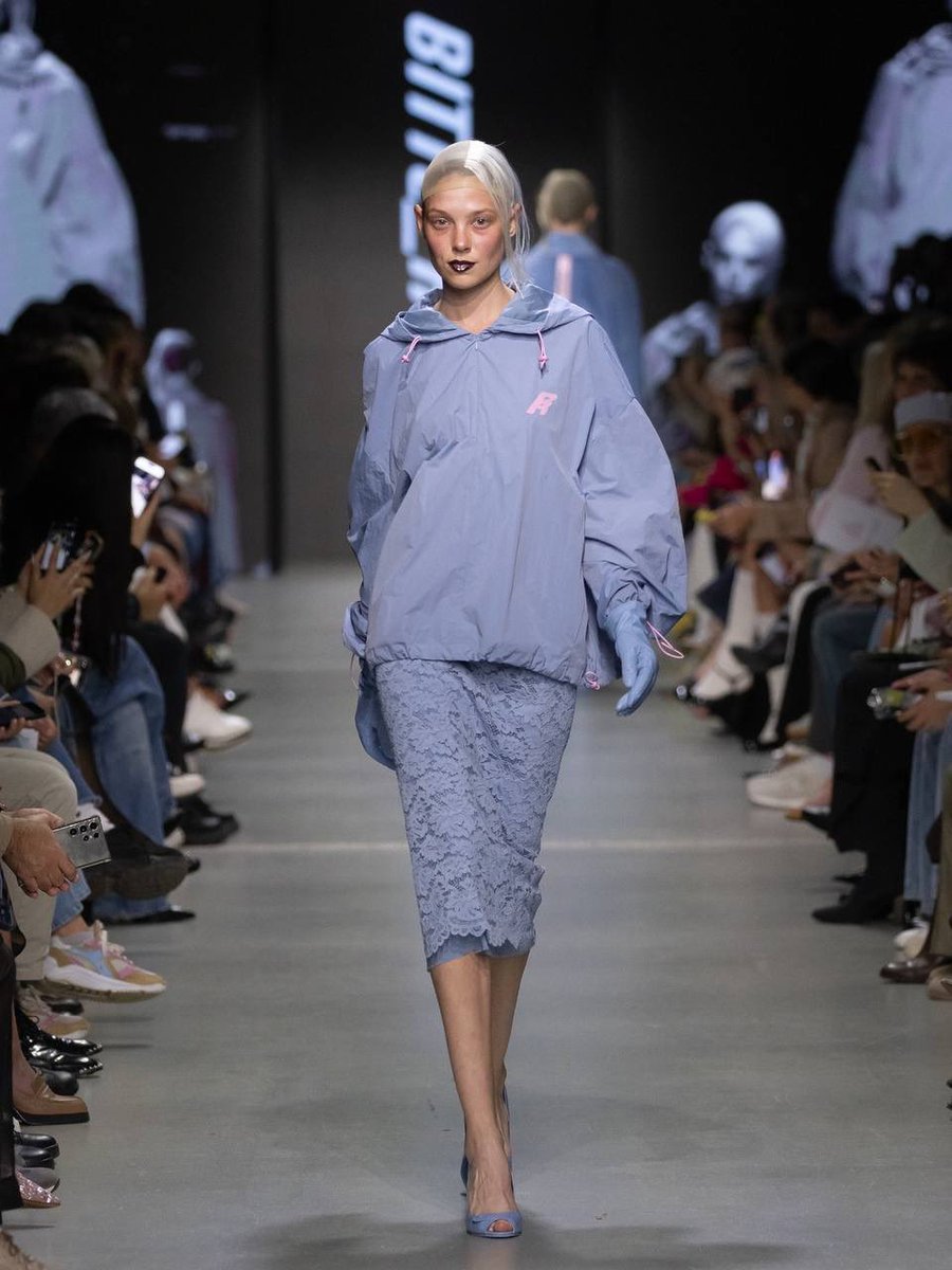 Despite the fact that autumn traditionally pushes us to tuck away vivid tones to the back of our wardrobes, Vogue Korea offers a refreshing perspective. After reviewing the collections from Moscow Fashion Week, the publication suggests embracing lighter hues this season. Here are