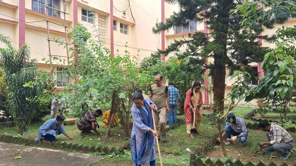 ddtripura's tweet photo. Observing Swachh Bharat Diwas on 2nd October by the Staff of Doordarshan Kendra, Agartala as part of the campaign Swachhata Hi Seva,2025 https://t.co/YXApTFmODb