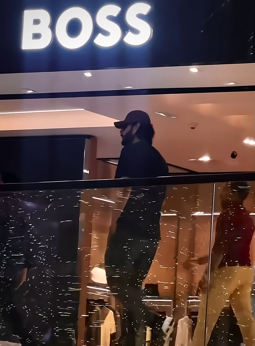 MB_cult_'s tweet image. Yes of course, YOU are the boss @urstrulyMahesh 🔥🌍
#GlobeTrotter #BossVibes #SuperstarSwag #MaheshBabu