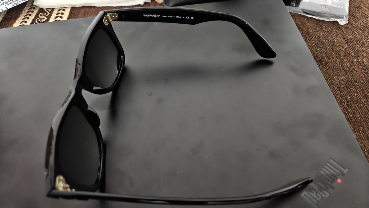 sidpeacelover's tweet photo. @ray_ban #rayban #ray_ban just wanted to check - if your sunglass is unbalanced, is it still considered to be 100% good quality? Bcz @myntra @MyntraSupport just sold your #Wayfarer in 10k, which isn't balanced, saying it's perfect. What you think? Is it #fake or #Real ? #comment https://t.co/x3YhFV15IF