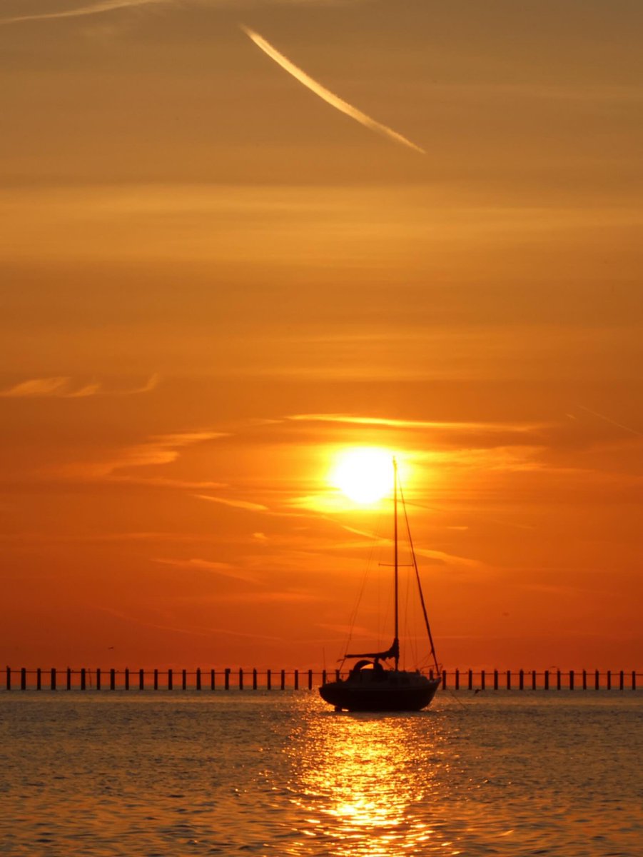 Another lovely sunrise from East Beach, Shoeburyness…

📷: Francisco Javier Fernandez