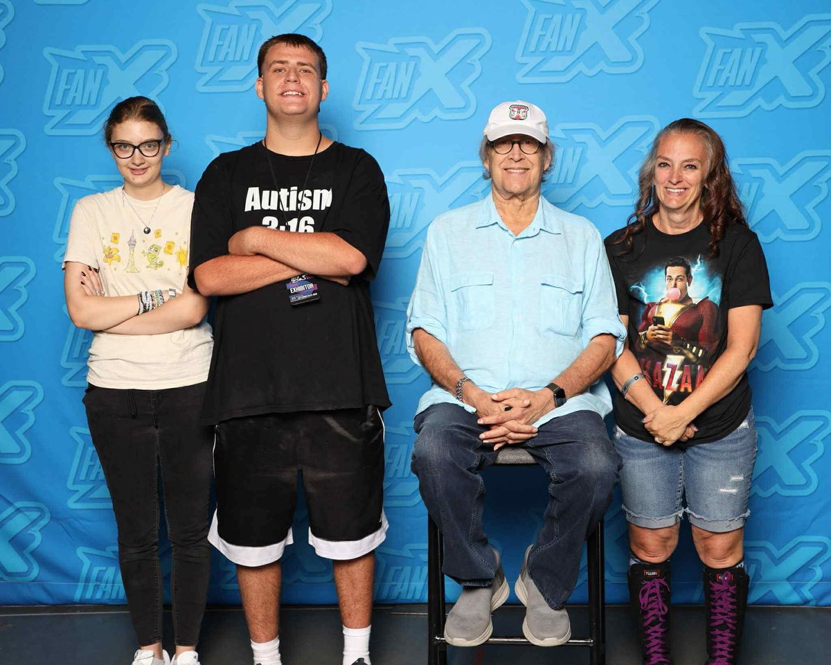 JonnyAutism's tweet photo. I got to meet Chevy Chase from one of the greatest Christmas movies of all time National Lampoon's Christmas Vacation @ChevyChaseToGo https://t.co/lrtkptd4LA