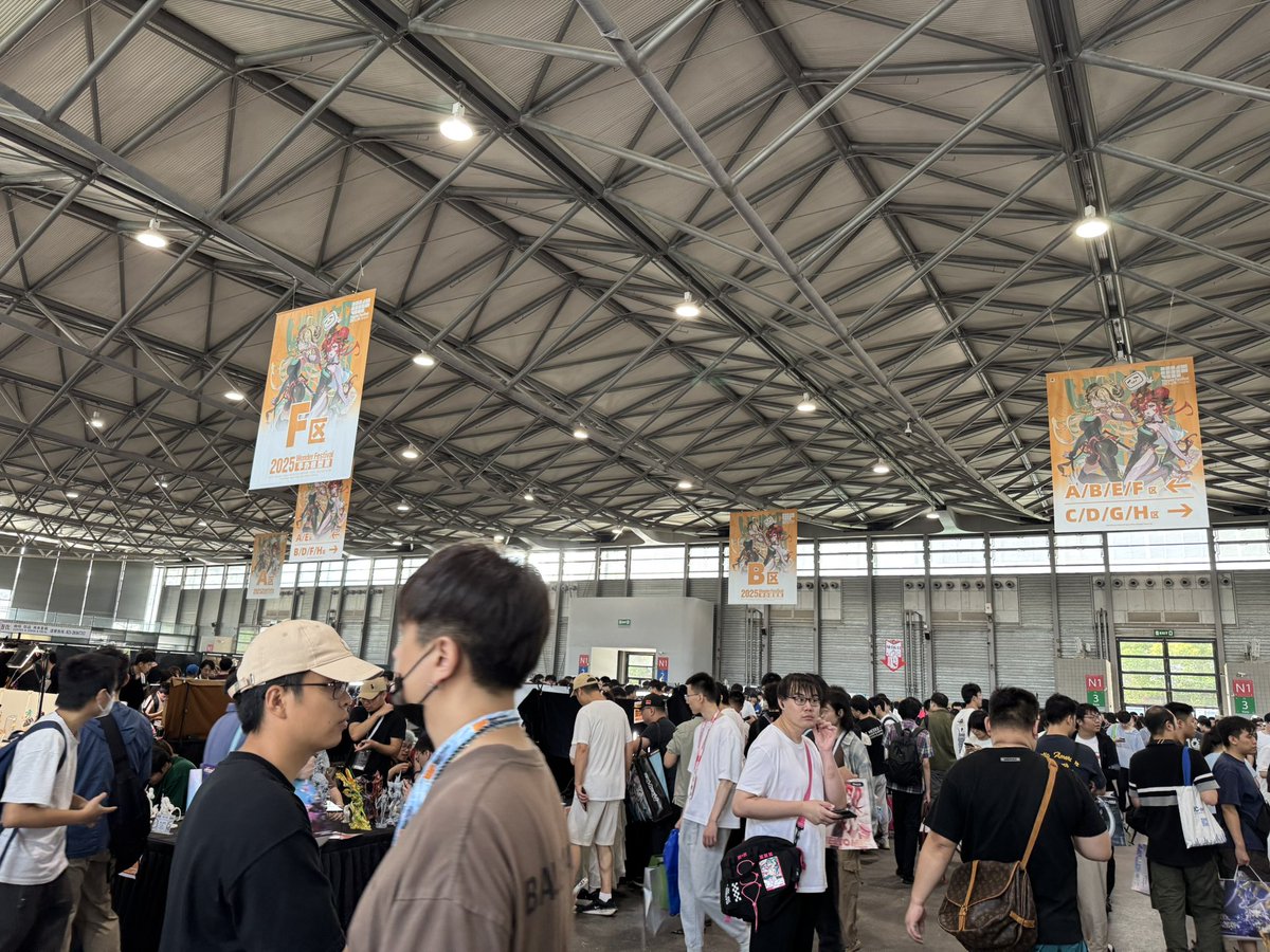 onsen1059's tweet photo. ガレージキットディーラーがブースを展開しているN1ホールから見ていきます。
もう、人がいっぱい。
ガレージキットもいっぱい。
#上海wf2025 https://t.co/9zS9F0pUxB
