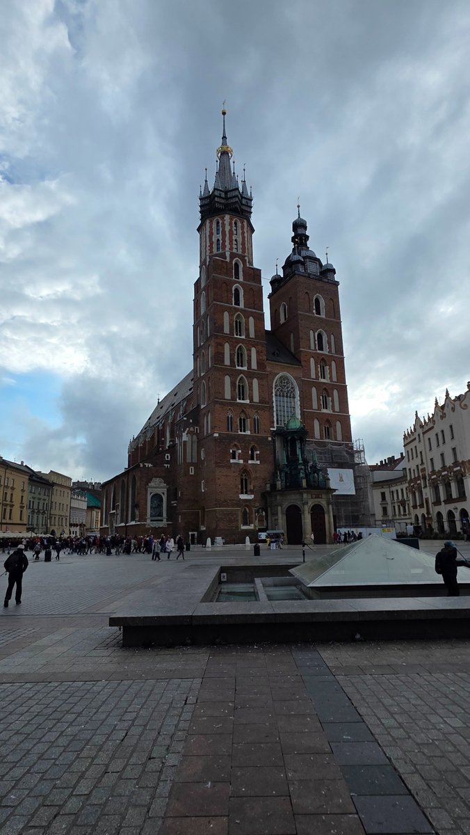 W Europie jest wiele wspaniałych rynków i placów miejskich. Zwłaszcza tych starych, z architekturą z lepszych architektonicznie - i generalnie smakiem estetycznym - czasów. Cieszy, że wśród tych najbardziej cenionych i znanych jest Rynek w Krakowie. W jego dziejach nie wysuwają
