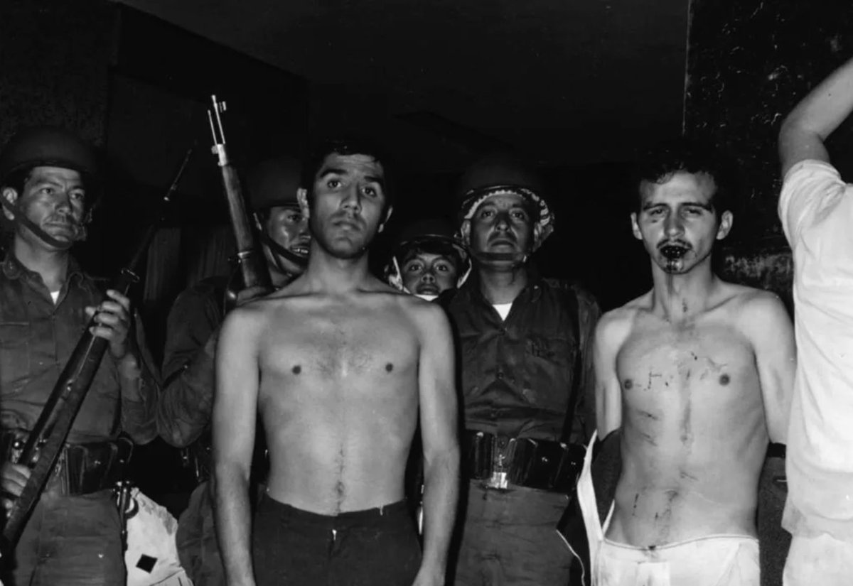 Desde el piso 12 del edificio Molino del Rey, exactamente de los dptos 1201, 1202 y 1203, en los que esos francotiradores estaban apostados, surgieron los primeros disparos hacia los estudiantes y los soldados.

✒️ <a href="/T_Invisible/">Jacinto Rodríguez</a> 

🔗 fabricadeperiodismo.com/reportajes/el-…

#2DeOctubre