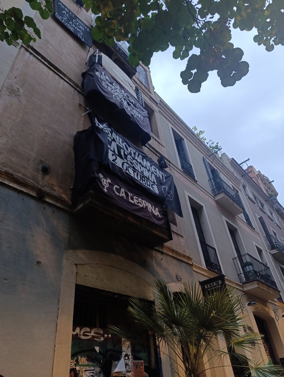 Amb les companyes de <a href="/Ca_lEspina/">Ca L'Espina 🏴🔥</a> ✊

Aturem el desallotjament!

📌c/Astúries 12