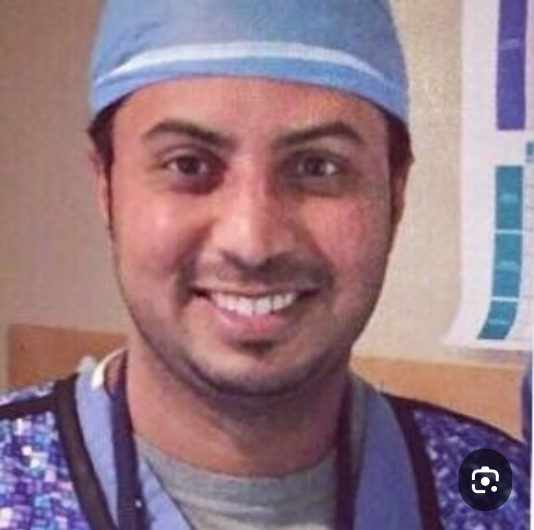 hamoodalnoofli's tweet photo. ⛔ تميّز طبي بكفاءات عمانية:
حقق فريق طبي من مستشفى
ًجامعة السلطان قابوس تميزا طبيًا نوعيًا تمثل في علاج تضيق صمام أبهري لمريض يعاني من قصور كلوي حاد.
ورغم تقييم حالته في مراكز طبية متعددة داخل السلطنة وخارجها، إلا أن الحل جاء على يد فريق طبي عماني باستخدام نهج غير تقليدي.
فقد تم التخطيط للعملية باستخدام الأشعة المقطعية والمنظار التلفزيوني فقط، دون استخدام القسطرة التشخيصية أو الصبغة، حفاظًا على الكلى. وقد تكللت الجهود بتحديد حجم ونوع الصمام بدقة عالية، مما أتاح إجراء العملية عبر قسطرة القلب دون الحاجة إلى جراحة القلب المفتوح، وباستخدام كمية منخفضة جدًا من الصبغة (15 مل فقط)، وبدون اللجوء إلى التخدير الكلي.

النتيجة كانت نجاح العملية بنسبة 100% دون أي مضاعفات على الكلى أو القلب.
فرسان هذا الإنجاز هم:
الدكتور/ عبدالله الاسماعيلي استشاري قسطرة القلب والصمامات
والدكتور عادل الكندي استشاري جراحة القلب
والدكتور فهد الكندي استشاري قسطرة القلب والصمامات
والدكتور عادل الريامي استشاري قسطرة القلب والصمامات
والشكر ايضاً موصول للفرق الطبية الاخرى بالاخص فريق التخدير والتمريض والفنيين في مختبر القسطرة. 
هنيئا لعمان ومواطنيها هذه العقول المبدعة والمتميزة والتي تستحق مركز وطني كبير لصحة القلب وأبحاثه نظرا لكثرة وتزايد أمراض القلب في هذا الوقت.
ونحن كمواطنين وأكاديميين من و��جبنا الإشادة بكل عماني حقق إنجازاً يخدم الوطن والمواطن، ومن واجب الحكومة تكريم وتمكين العقول الطبية الوطنية، فدول العالم تعاني من شح كبير في الكوادر الطبية.
لذلك نرجو يا معالي الدكتور عدم التفريط في أي استشاري أو طبيب عماني يخدم هذا الوطن والمواطنين.
@dralsabti