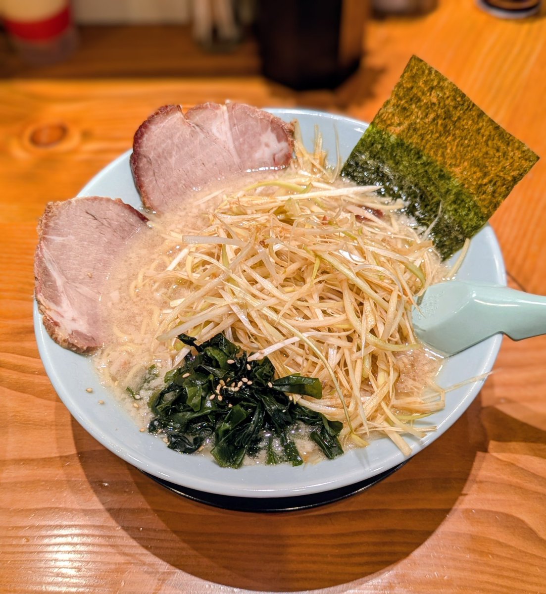 ike_mesi's tweet photo. #ラーメンショップ
ネギラーメン
ネギチャーシュー丼

池袋「ラーメンショップ◯化」
9/18オープン
店内9席、オペレーションよく回転早いです！
葱が人気の全国300店舗以上のチェーン店。
家系ラーメンの元祖『吉村家』の吉村実氏が修行したことで家系のルーツと言われる。
システムがよく似ています！ https://t.co/9ntgz4OBXU