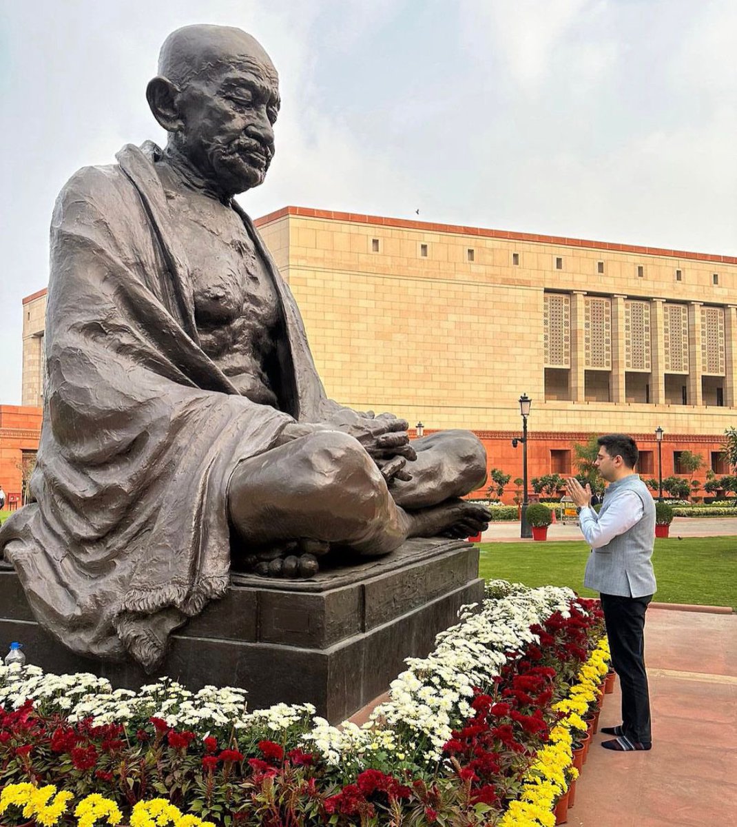 raghav_chadha's tweet image. My heartfelt tributes to Mahatma Gandhi ji on his birth anniversary.

His ideals of truth, non-violence and compassion continue to guide humanity towards peace and justice.