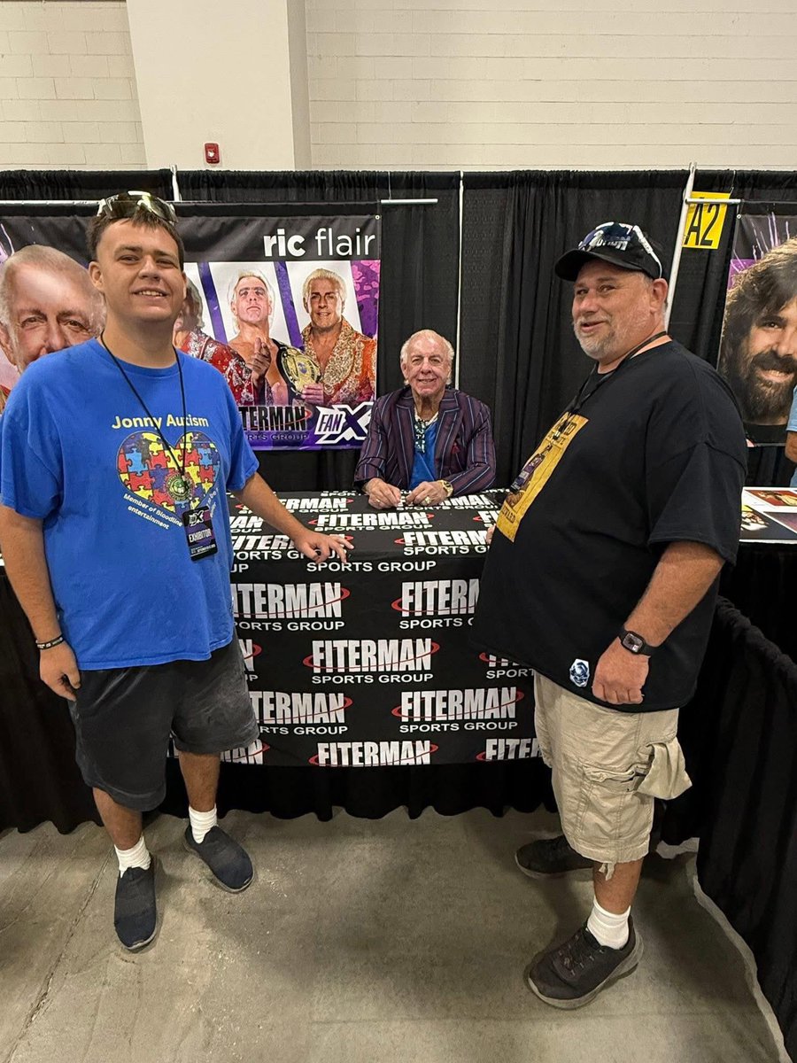 JonnyAutism's tweet photo. I got to meet Ric Flair @RicFlairNatrBoy @libertyusa1976 https://t.co/DgYT9hDZJN