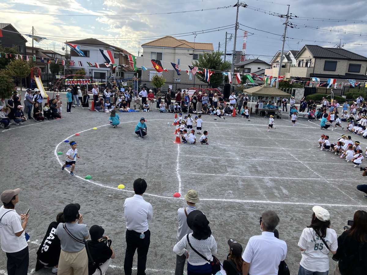 ishiyou's tweet photo. 年長学年運動会のメインイベントは、クラス対抗リレーです。入場前に���陣を組んで気合を入れてた様子。年少さんの走り方と比べると、しっかりと腕を振って、既に『学童』に近い走り方ですね。 #運動会 #こども園 #リレー #年長学年 https://t.co/1NM83OGEUw