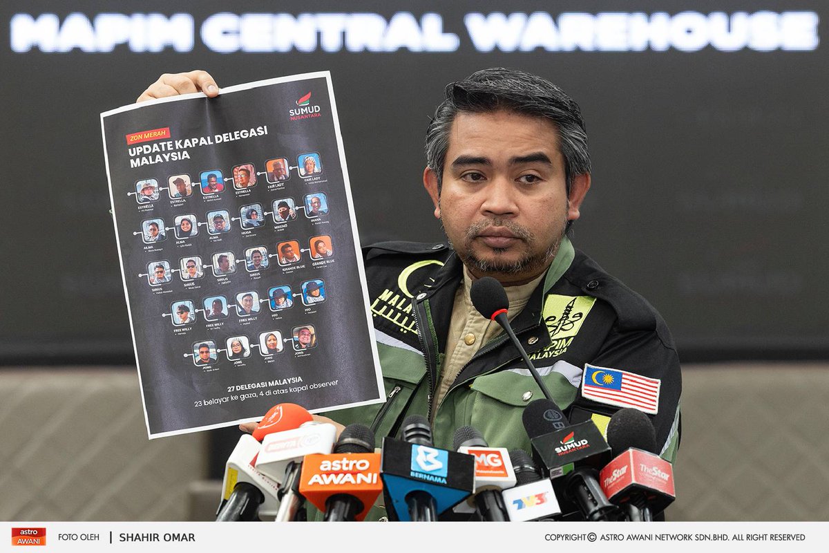501Awani's tweet photo. Ketua Pengarah Sumud Nusantara Command Center (SNCC) Datuk Sani Araby Abdul Alim pada Khamis mengemas kini perkembangan harian misi Global Sumud Flotilla.

Dalam perkembangan tersebut beliau berkata, Perdana Menteri akan menghubungi beberapa rakan sejawat, termasuk Presiden Turkiye Recep Tayyip Erdogan, Presiden Mesir Abdel Fattah Al-Sisi serta kepimpinan Arab Saudi serta Malaysia juga dijangka akan berunding dengan negara-negara besar lain seperti United Kingdom dan Sepanyol bagi mendapatkan tekanan antarabangsa supaya semua delegasi dibebaskan tanpa syarat. 

#AWANInews

📷: Astro AWANI / Shahir Omar