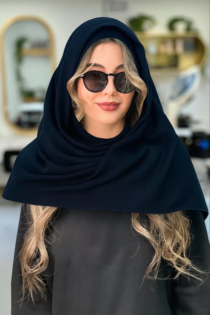 Negariiam's tweet image. به چت جی پی تی گفتم عکسمو با حجاب درست کن: