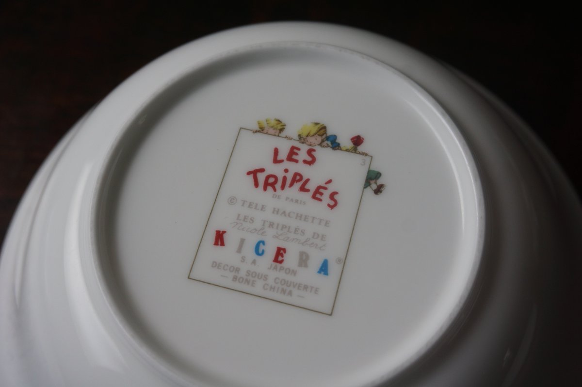 antique_sasaya's tweet photo. フランスの三つ子キャラクター「Les Triplés」は1983年『Madame Figaro』で連載開始、作者はイラストレーターのニコル・ランベール。絵本やアニメ化もされ人気を博しました。器はKICERA社製の80〜90年代ボーンチャイナです。
#FrenchIllustration #VintageTableware
#キャラクター食器 #キセラ https://t.co/3DQPjW3CYg