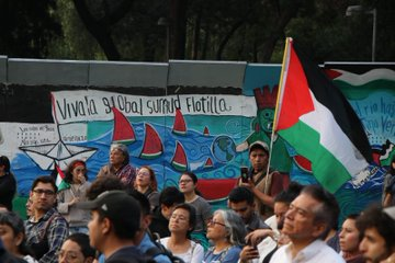 CorresponsalsMX's tweet photo. #ULTIMAHORA 
🚨VIOLENTA PROTESTA EN #CDMX 
Esta tarde-noche contingentes de personas protestan frente a la #Cancillería de 🇵🇸 Palestina @SRE sobre Avenida Independencia, en el Centro Histórico de la capital y otro contingente bloquean #PeriféricoSur  @TlalpanAl, exigiendo apoyo a los #palestinos y exhibir los bloqueos de #Israel para enviar ayuda humanitaria a la franja de #Gaza.
#internacional #tendencia #guerra