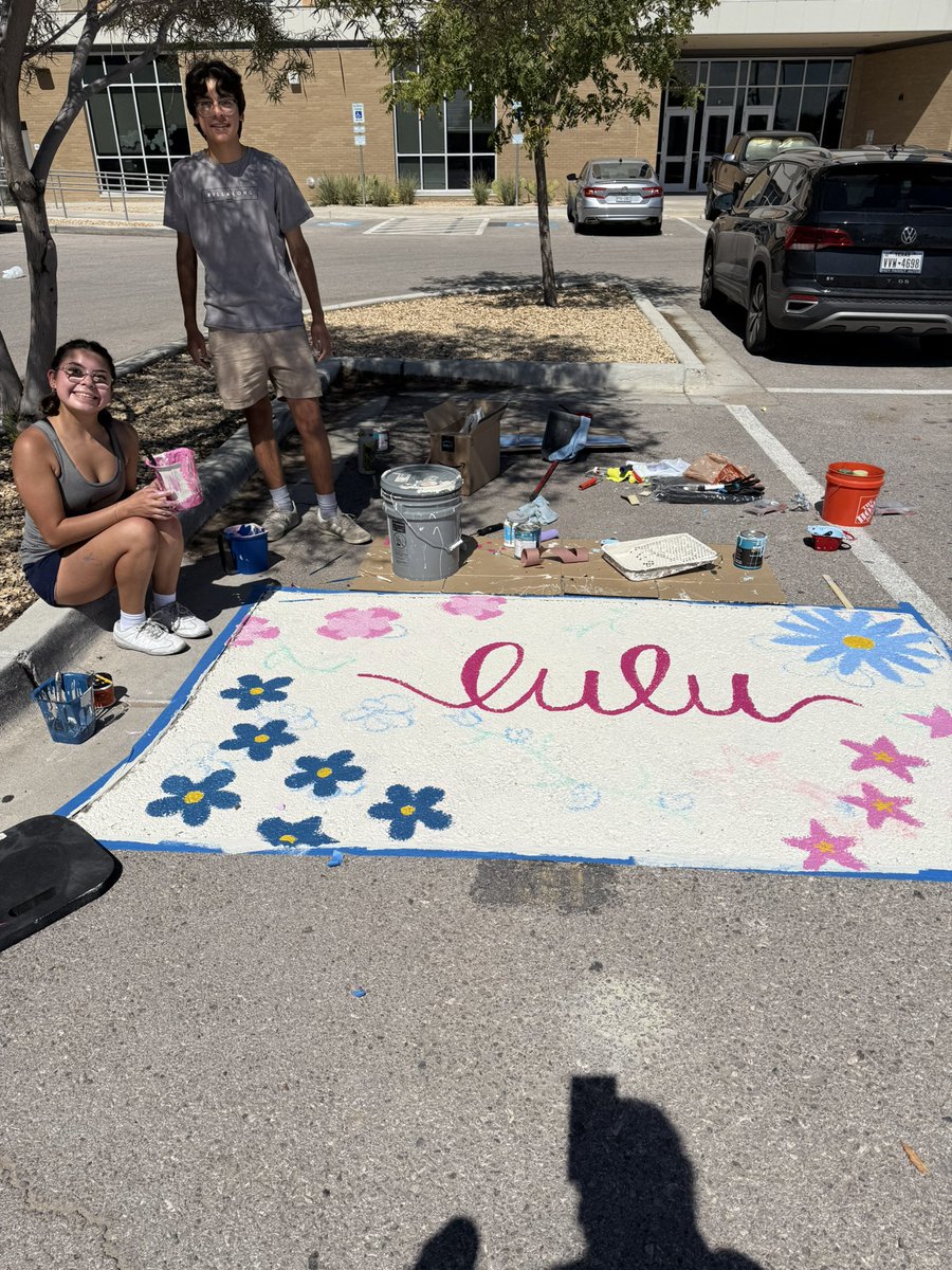 Boni1976Susana's tweet photo. Watching parents and their Troopers paint senior parking spots together… it’s more than just paint on pavement.
It’s memories, milestones, and the beginning of the last year before everything changes!
💙🎓💛 @EastwoodHQ
#LeadershipMatters #StuCoFun
#ClassOf2026 https://t.co/G35GJtDB66