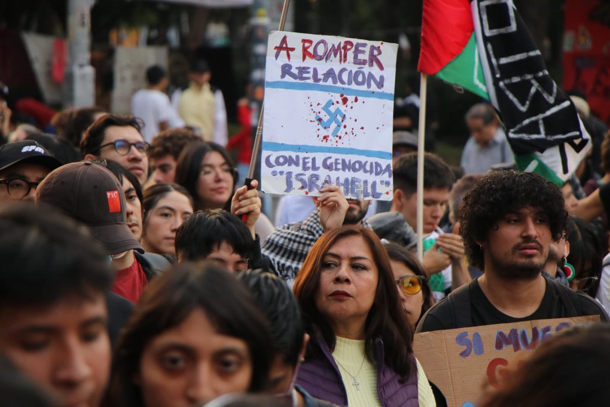CorresponsalsMX's tweet photo. #ULTIMAHORA 
🚨VIOLENTA PROTESTA EN #CDMX 
Esta tarde-noche contingentes de personas protestan frente a la #Cancillería de 🇵🇸 Palestina @SRE sobre Avenida Independencia, en el Centro Histórico de la capital y otro contingente bloquean #PeriféricoSur  @TlalpanAl, exigiendo apoyo a los #palestinos y exhibir los bloqueos de #Israel para enviar ayuda humanitaria a la franja de #Gaza.
#internacional #tendencia #guerra