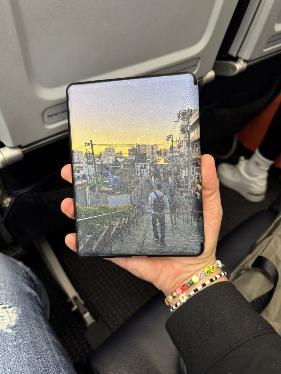 Edgar Nicolas, si dejaste tu Amazon Kindle en el asiento 22B de un avión de <a href="/AmericanAir/">americanair</a>, debes saber que me la encontré y se la entregué a un miembro de la tripulación.

Saludos y ojalá vuelva a ti.
