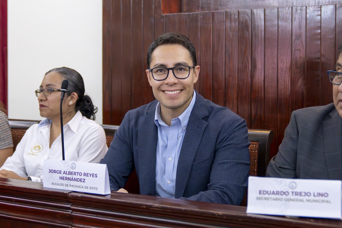 JorgeAlbertoR_'s tweet photo. Para asegurar una gestión más eficiente y responsable de los residuos, priorizando el cuidado del medio ambiente, se discutieron en la 35 Sesión Extraordinaria de Cabildo temas sobre el servicio de tratamiento y disposición final de la basura en Pachuca. 🌳🚛

#PachucaOrdenada #CapitalDeLaTransformación