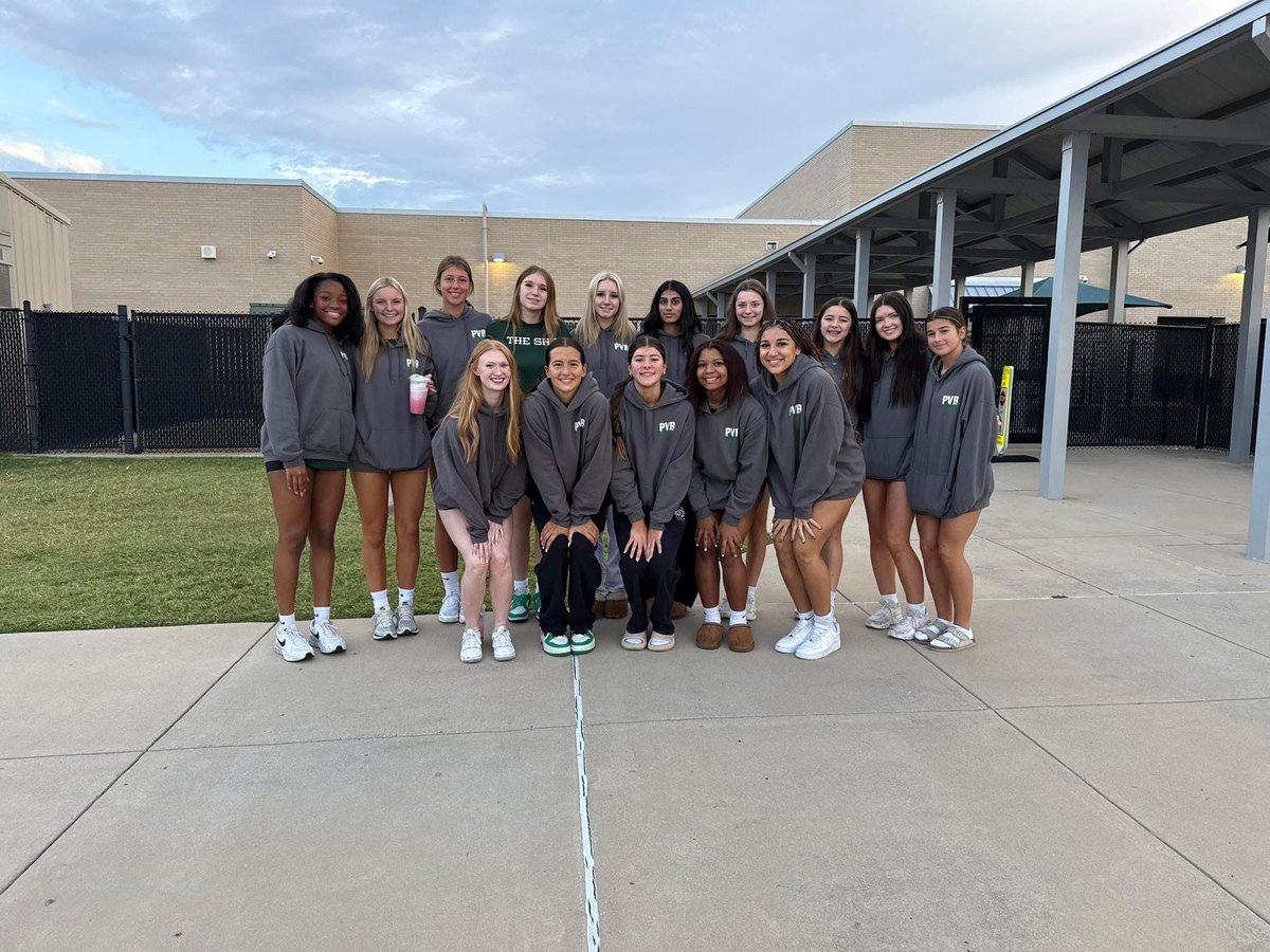 EViarsVB18's tweet photo. Representing PHS volleyball opening car doors at Boyer Elementary. So fun to see their excited faces! @phsvolleyballl @ProsperHS https://t.co/nku541Da4b