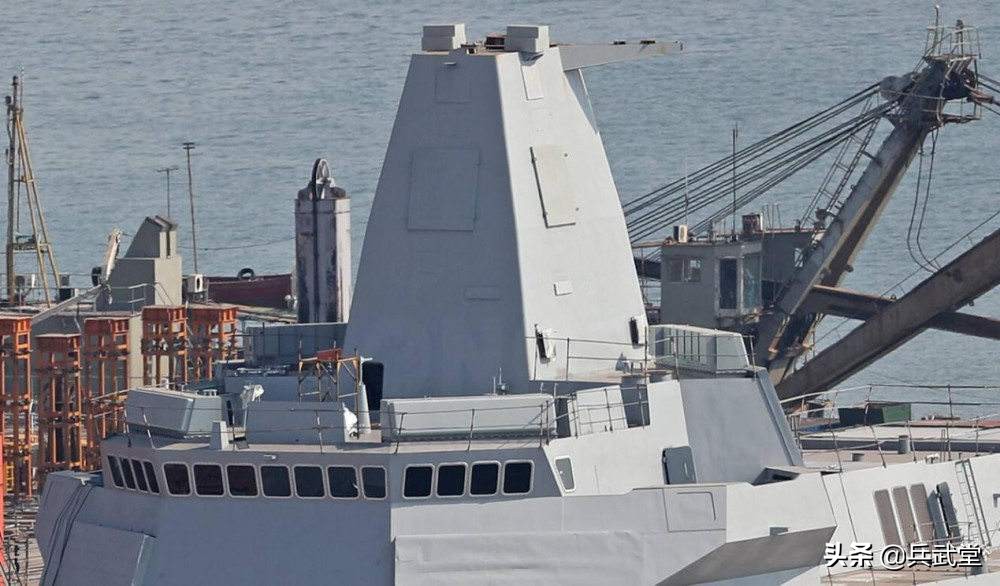 The 🇨🇳Batch 3 Type 055B Destroyer, The most advanced and lethal destroyer yet

⚔️Weaponry
- 144 Universal VLS
- YJ-18/21/17 (AShM)
- CJ-10 (Land Attack)
- HQ-9B/C (SAM)

- 140mm Railgun
- 1130 CIWS
- LY-1 Laser System
- 4x Decoy launchers
- 6x 324mm torpedo tubes
- 2 Z20 Choppers