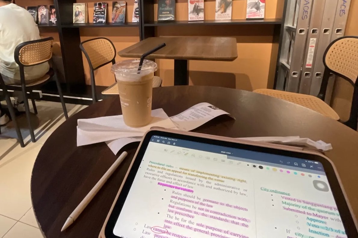 xielaviie's tweet image. life outside twitter (is still indoors) 🌞