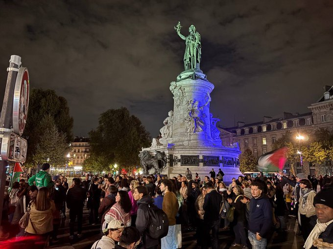 CorresponsalsMX's tweet photo. #ULTIMAHORA 
🚨VIOLENTA PROTESTA EN #CDMX 
Esta tarde-noche contingentes de personas protestan frente a la #Cancillería de 🇵🇸 Palestina @SRE sobre Avenida Independencia, en el Centro Histórico de la capital y otro contingente bloquean #PeriféricoSur  @TlalpanAl, exigiendo apoyo a los #palestinos y exhibir los bloqueos de #Israel para enviar ayuda humanitaria a la franja de #Gaza.
#internacional #tendencia #guerra
