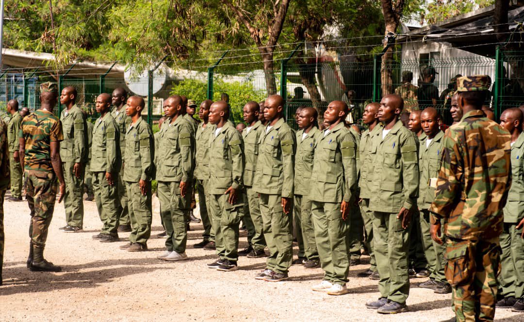 Nous devons tous nous unir pour reconstruire nos forces armées aussi rapidement que possible. Les gangs terroristes n'ont pu proliférer qu'en raison de l'absence de nos forces armées. Remettre notre armée en puissance permettra d'éradiquer définitivement ce cancer. Nous