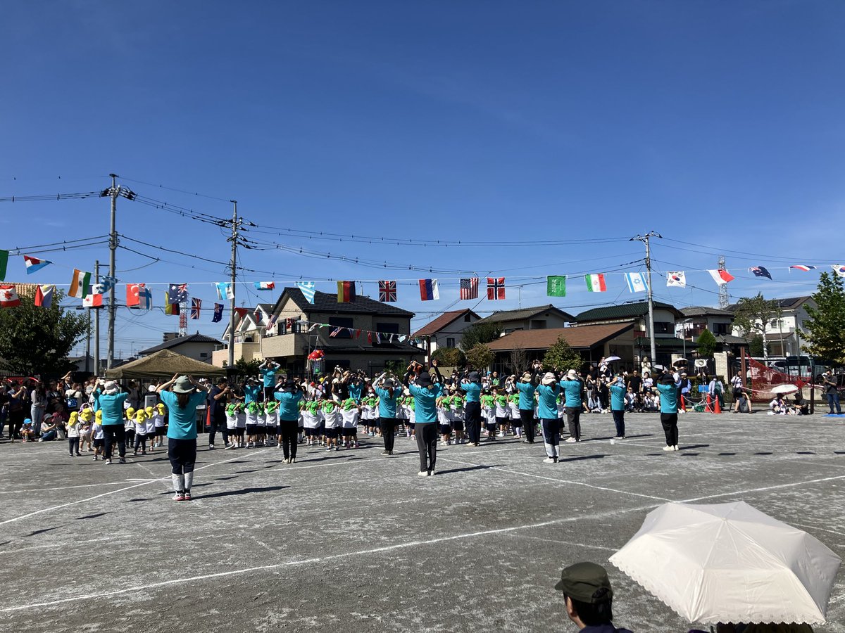 ishiyou's tweet photo. 午前の部２番手は、年少学年と満３歳児学年です。園長挨拶後に、くす玉割り、準備体操と続く開会式は全学年同様です。　#運動会 #こども園 #年少学年 #満３歳児学年 https://t.co/vdQtPPHvI5