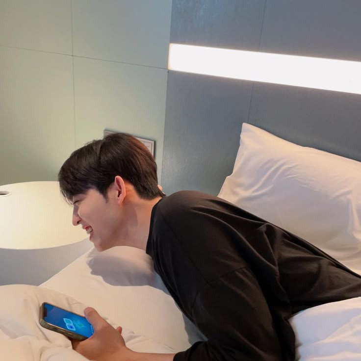 Good morning dari saya yang masih malas bangun dari kasur.