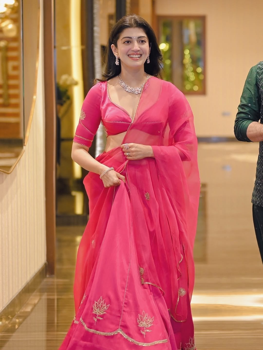 G2OEiHoaIAULmi6?format=jpg&name=large