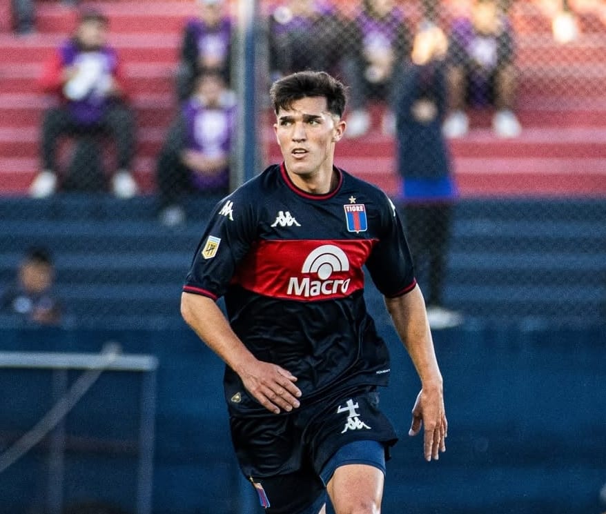 garcialuciano27's tweet photo. #Tigre🐯 Hilo sobre la salida de Martín Ortega de Tigre. Leer completo.

-A modo de repaso técnico: Tigre compró el 80% del pase del jugador en el año 2022, firmando un contrato hasta diciembre de 2025. Dicho eso, paso a recopilar y exponer lo que hablé con las partes en las últimas tres semanas, cronologicamente lo más ordenado posible y aclarando, cuando corresponda, cuando son versiones distintas entre las del jugador y las del club.

-En el año 2024, según esgrimen del lado del jugador (cuando hablo lado jugador es el propio Ortega o su agente) se empezó a gestionar su extensión de contrato y hubo charlas con el club al respecto.

-Ortega esgrime que mantiene el mismo contrato desde que llegó a Tigre y la cifra que asegura cobrar -yo no vi su contrato en papel- es irrisoria para los montos que se manejan hoy en el fútbol. Saben que no hablo de la plata que cobran los jugadores, por eso no lo voy a decir.

-Desde Tigre aseguran que se hicieron varios intentos para que el futbolista renueve su vínculo durante el primer semestre de 2025 y en todas se recibió respuesta negativa o notaron poca predisposición.

-El conflicto propiamente dicho inicia a mitad de año. Se le comunicó al futbolista, luego del partido con San Lorenzo por Copa Argentina, que el club necesitaba extender el vínculo y que en caso no notar predisposición ni de él ni de su agente iba a ser apartado. El jugador desmiente que esto haya sido así.

-Iba a ser apartado pero se terminó consensuando otra cosa: se le pidió al jugador que traiga una oferta para salir en el mercado de pases y, en el mientras tanto, iba a seguir formando parte del plantel con normalidad para que no se desvalorice. 

-Del lado de Ortega dicen que esa oferta llegó y que desde el club nunca la tomaron en consideración. Desde Tigre aseguran que la oferta jamás llegó y que, de haber llegado, se hubiese charlado o analizado porque era lo que habían quedado con el jugador. No tuve acceso a ningún papel asi que no se si la oferta llegó o no. De haber llegado, era para irse de forma definitiva a cambio de un resarcimiento.

-A partir de ahí se empezó a dar una situación de malestar. Ortega se lesiona el 25 de julio contra Unión de Santa Fe y sale del equipo. Empieza a jugar Soto y mantiene la titularidad. Por ese entonces, desde el club me aseguraban que se seguía analizando colgarlo porque, según ellos, el jugador no mostraba intención alguna de renovar, no obstante se le dio una nueva chance y las charlas continuaron.

-En los primeros días posteriores al empate con Talleres en Victoria, Ortega, ya molesto con esta situación, de estar cobrando, según él, poca plata y sentirse destratado, tuvo una charla personal con Dabove en la que el futbolista le manifestó su enojo por todo lo que estaba pasando y le pidió hacerse a un costado hasta tanto esto se resolviera, que no quería ser un problema y que no estaba enfocado como debía. Ante esto empezó a entrenar apartado -se movió con los jugadores lesionados- hasta la semana pasada. Fue por un pedido del jugador y no por una decisión del DT.

-No integró la lista de convocados con Aldosivi ante el propio pedido del futbolista. A todo esto, hasta ese momento, el jugador aseguraba no haber recibido propuesta alguna para renovar, solo intenciones de parte del club que no se trasladaban al papel. De Tigre, todo lo contrario: me insistieron en que se estaban agotando las instancias para renovar. 

-El jueves 18 de septiembre, después de una larga charla mano a mano que alguien de la estructura de fútbol del club mantuvo con el jugador para intentar acercar las partes, se produjo una reunión formal con su representante en la que, según el jugador, se le acercó la primera oferta formal de renovación en el 2025. 

-La misma contemplaba un aumento en su sueldo, facilidades de salida en el próximo mercado de pases ante una oferta de préstamo o venta, y un dinero en dólares a la firma que se iba a cobrar en distintas cuotas. Tanto del club como del lado del jugador coinciden, al menos en lo que me dijeron a mí, que la oferta, a grandes rasgos, fue esa.

-A partir de esa oferta, se profundizó el diálogo entre los partes. Tigre quedó a la espera de una respuesta por parte del futbolista para afinar los números o sentarse a negociar, en caso de ser necesario o de existir una contraoferta por parte del futbolista. 

-El domingo 21 o lunes 22 de septiembre, el jugador asegura que se iba a reunir con su representante para discutir los detalles de esa propuesta para renovar y de la cual Tigre esperaba una respuesta desde el jueves 18.

-¿Qué fue lo que pasó? El fin de semana del partido con Aldosivi, hubo una charla entre el jugador y algunos integrantes de la estructura de fútbol del club. Charla, reunión, llámenlo como quieran. Tuvo lugar en el estadio y se discutieron/hablaron diversos temas. Según el jugador, alguien que estuvo en esa charla le hizo llegar al entrenador -en principio, de manera tergiversada- cosas que se dijeron en esa charla. O mejor dicho, un comentario que hizo el jugador vinculado a una cuestión futbolística en particular. Esa filtración motivó una discusión del DT con el propio Ortega ese lunes 22/9 e hizo que la relación entre ambos se rompiera. A partir de ahí, la renovación, que según el jugador estaba en pie y podía darse realmente, quedó totalmente descartada por un simple motivo: se rompió la relación del DT con el jugador. No se volvió a hablar más de plata ni de años de extensión ni de nada más porque quedó quebrado el vínculo.

-Sin forma de recomponer las cosas, Tigre publicó el comunicado el lunes por la noche para dejar en claro su postura. El comentario de Ortega, según cuentan de su lado, estuvo motivado por el enojo y la calentura por lo que se escribió. No tanto por la noticia de su alejamiento del club, sino porque no se contó la historia completa de este conflicto generado puertas adentro y que él asegura que hizo echar por tierra todo.

-Ayer por la tarde, a las 15.00, se presentó en Ranch Sports, en Benavidez, para entrenarse junto a un PF, y así continuará su rutina hasta fin de año, salvo un nuevo cambio de situación que, en un 99,9%, no ocurrirá.