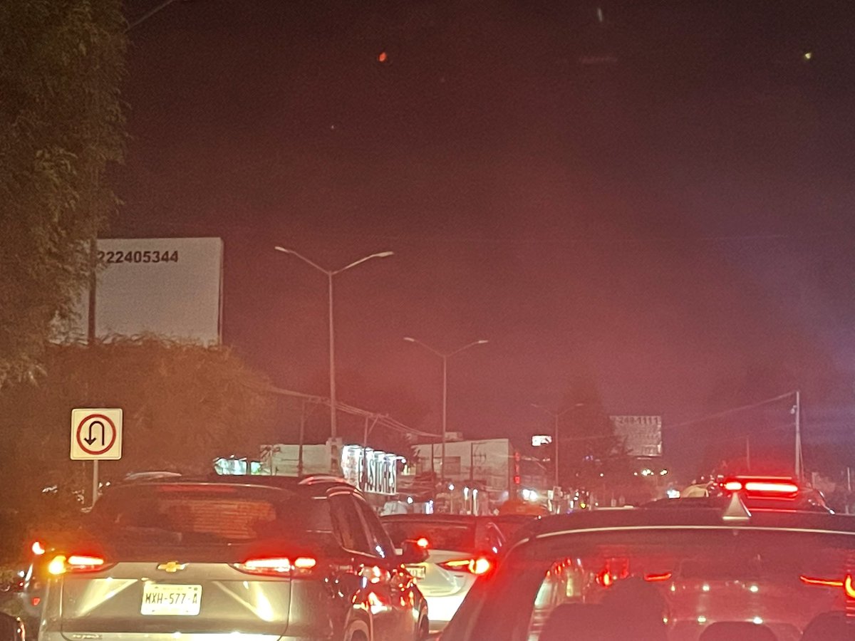 GaboAlatriste's tweet photo. Luminarias sin servir en Forjadores de Periférico a @plazasandiego 

Ya quiero escuchar a @TonantzinFdz invitando a pagar predial 2026… https://t.co/ec8bK90qGV